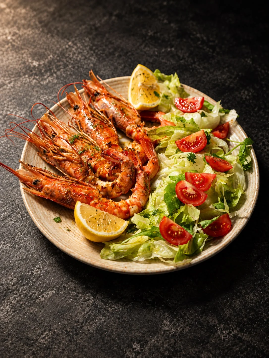 Gamberoni con limone e insalata